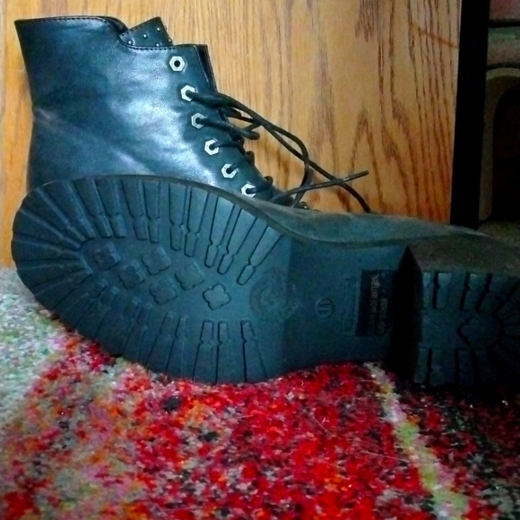 Milwaukee Ladies Studded Boots - Picture 3 of 3